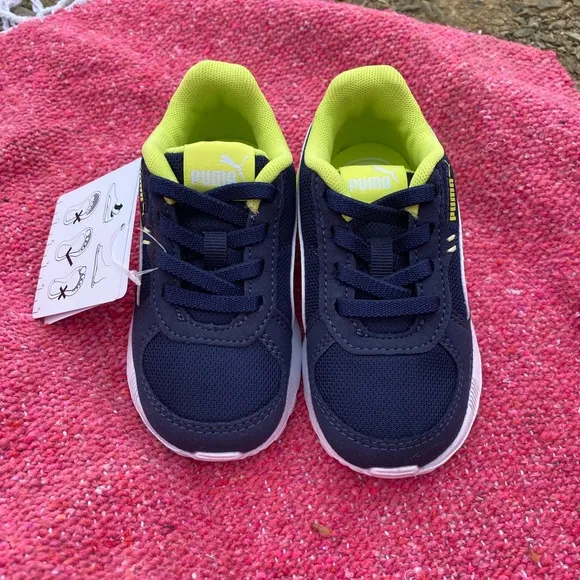 Kid size PUMAS! Unisex and so cute😎see pic for all the details ... brand NEW!!