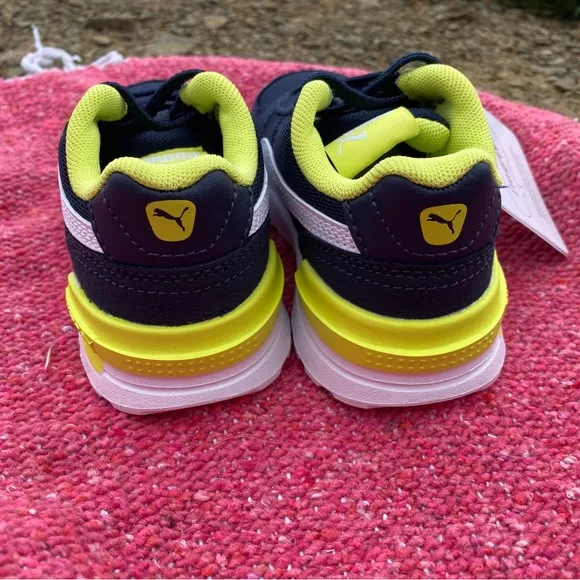 Kid size PUMAS! Unisex and so cute😎see pic for all the details ... brand NEW!!