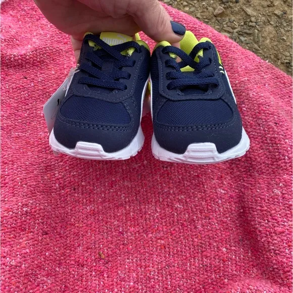 Kid size PUMAS! Unisex and so cute😎see pic for all the details ... brand NEW!!