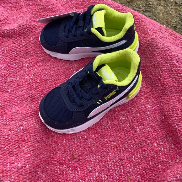 Kid size PUMAS! Unisex and so cute😎see pic for all the details ... brand NEW!!