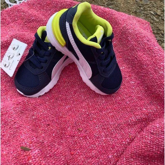 Kid size PUMAS! Unisex and so cute😎see pic for all the details ... brand NEW!!