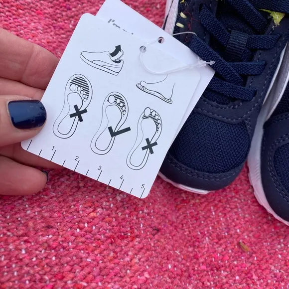 Kid size PUMAS! Unisex and so cute😎see pic for all the details ... brand NEW!!