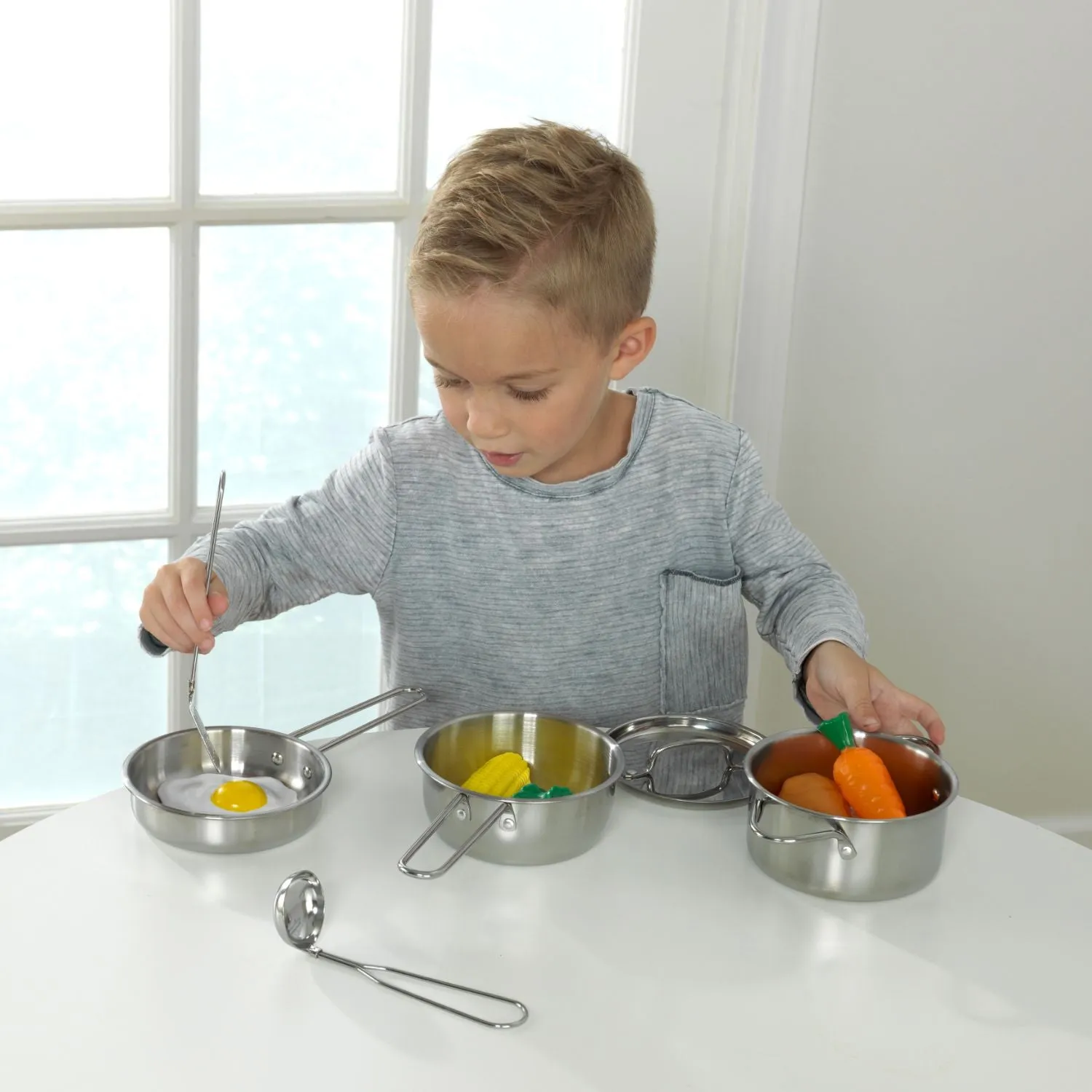 KidKraft Deluxe Cookware Set with Food