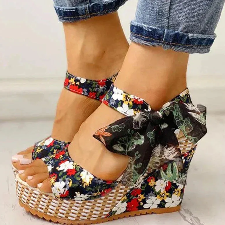 Marina® | Women's wedge heel sandals with floral pattern in an elegant trend