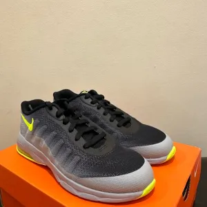 NIB Little Kid Nike Air Max Invigor  Trainers Green Volt Grey  749573 002