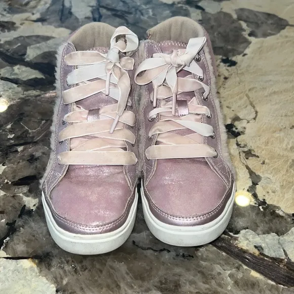 UGG Addie high top sneaker pink EUC size 4 big kid