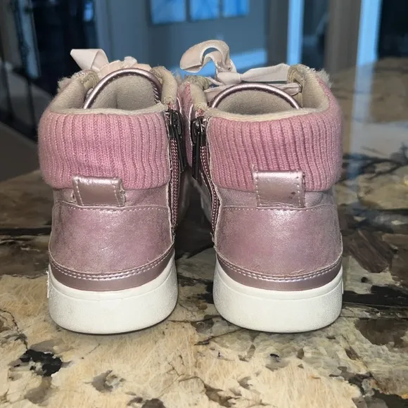 UGG Addie high top sneaker pink EUC size 4 big kid