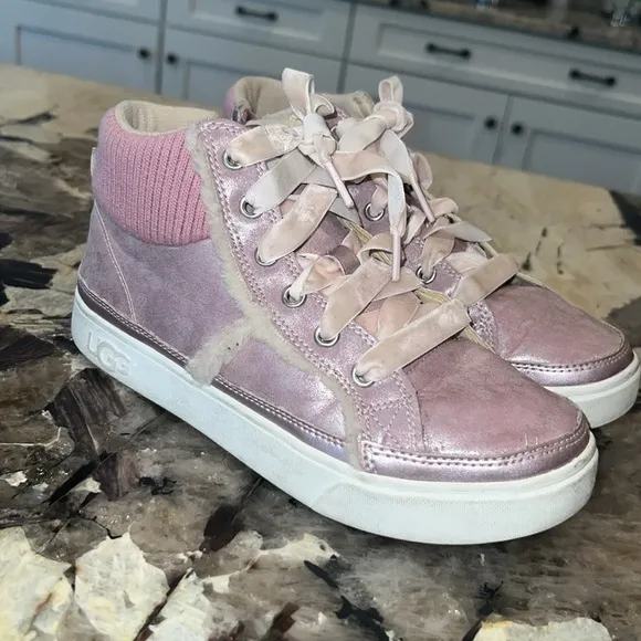 UGG Addie high top sneaker pink EUC size 4 big kid