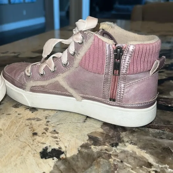 UGG Addie high top sneaker pink EUC size 4 big kid